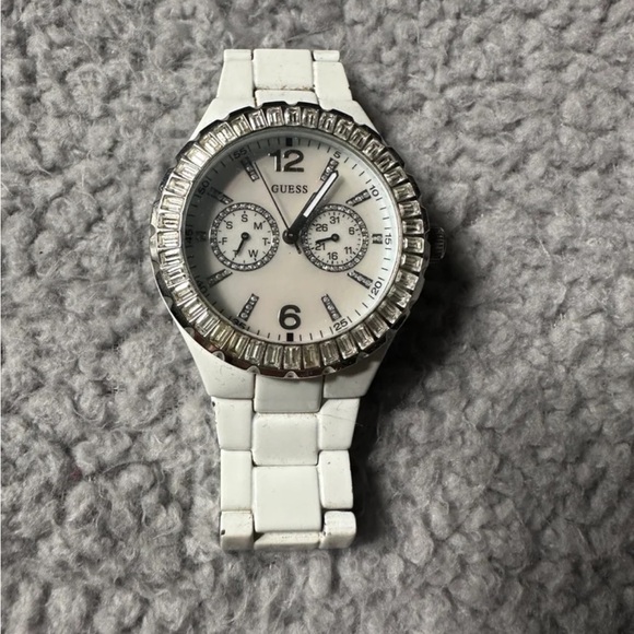 Guess mother of pearl analog watch - Picture 1 of 4